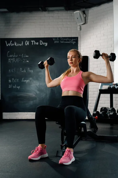 Athletic Build Woman Trains Shoulders Gym Dumbbells — 스톡 사진