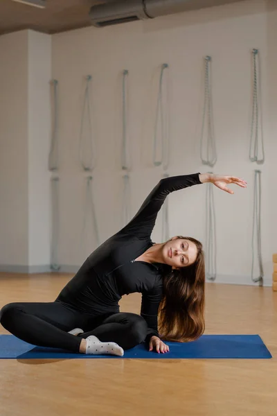Athletic Woman Doing Pilates Yoga Stretching Health Studio Athletic Body — Stockfoto