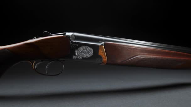 Close Wooden Hunting Shotgun Table Dark Background — Αρχείο Βίντεο