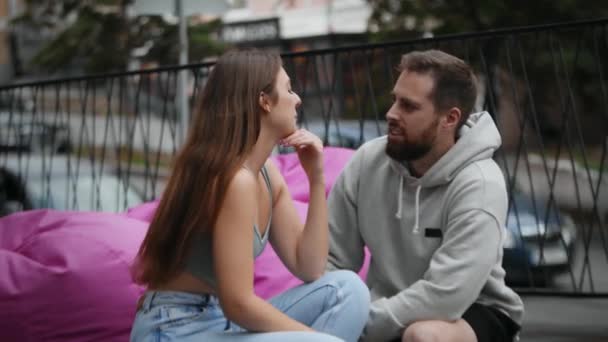 Young Couple Swears Man Aggressively Infringes Rights Woman — Vídeo de stock