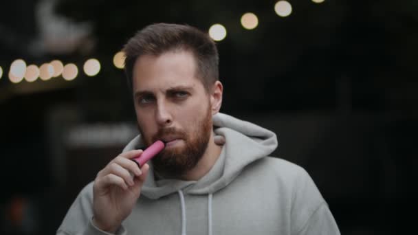 Close Bearded Attractive Man Smoking Electronic Cigarette Street Evening — Stock videók