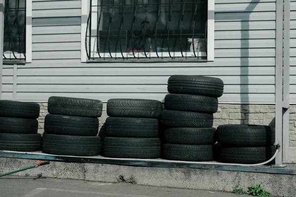 Mountain Damaged Car Tires Building Tire Service Station — Stock Photo, Image