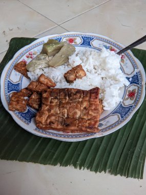 Kızarmış tempeh ve sağlıklı sebzelerle dolu bir menü.