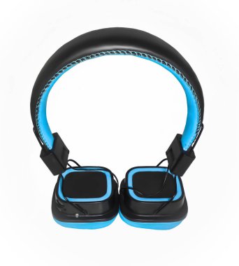 Beyaz zemin üzerinde bluetooth kulaklıklar, kulaklıklar açık bas notaları ile müzik dinlemek için bir araçtır