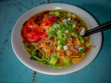 Lezzetli spagetti, tavuklu erişte.