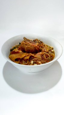 Baharatlı Tavuk Soto, Endonezya geleneksel yemeği, sarımsı soslu tavuk çorbası gibi bir şey..