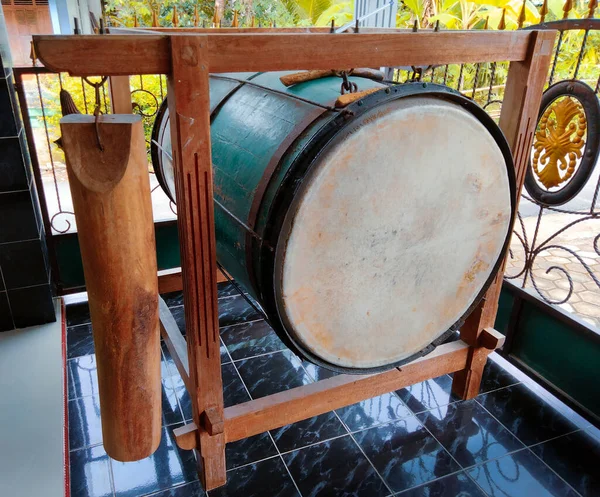 Tambourin En Bois à La Main. Vue De Dessus D'instrument De Musique à  Percussion Photo stock - Image du pilon, fond: 206828708