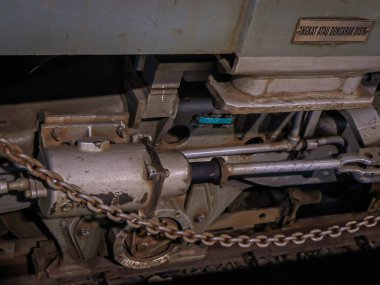 Paslı bir tren motorunun fotoğrafı