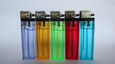 Renkli gaz çakmağı, çakmak genelde sigara yakmak için kullanılır.
