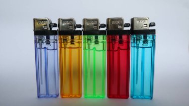 Renkli gaz çakmağı, çakmak genelde sigara yakmak için kullanılır.