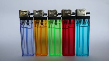 Renkli gaz çakmağı, çakmak genelde sigara yakmak için kullanılır.