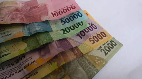 印度尼西亚纸币的白色背景 卢比是印度尼西亚的货币 — 图库照片