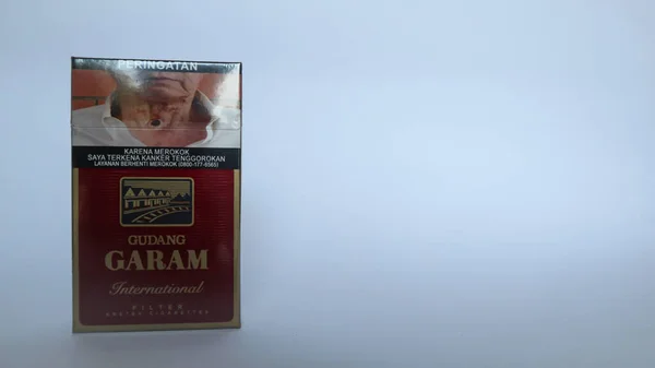 一包带有 Gudang Garam 牌子的香烟 上面写着 吸烟会害死你 — 图库照片