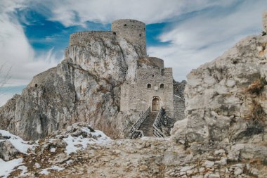 Soğuk kış günlerinde ortaçağ taş kalesi