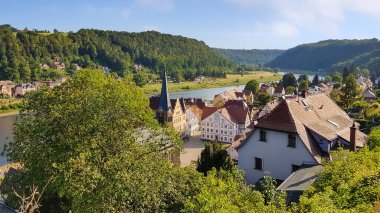 Wehlen 'in Elbe Vadisi' ndeki Wehlen kasabasını, Wehlen Kalesi 'nden Uttewalder Grund, Saksonya, Almanya' daki Felsentor 'a giderken izleyin.