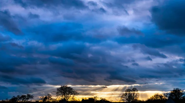 Dramatische Kleurrijke Bewolkte Lucht Bij Zonsondergang Met Stralen Van Licht — Stockfoto