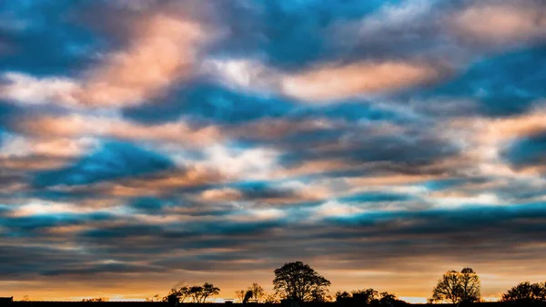 Drammatico Cielo Nuvoloso Colorato Tramonto Sui Tetti Duesseldorf Distretto Gerresheim — Foto Stock