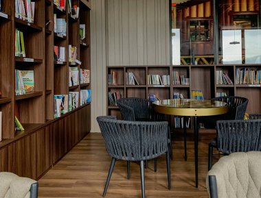 Yolda dur tabelası.