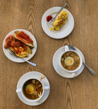 Yolda dur tabelası.