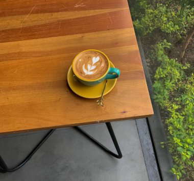 Kahve ve en iyi ahşap masa.