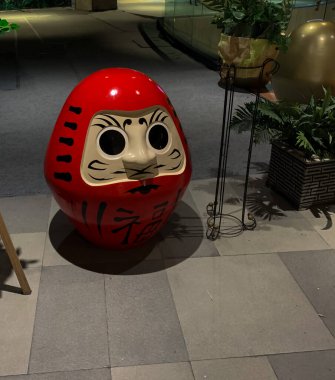 Bankta kırmızı ve beyaz bir fener