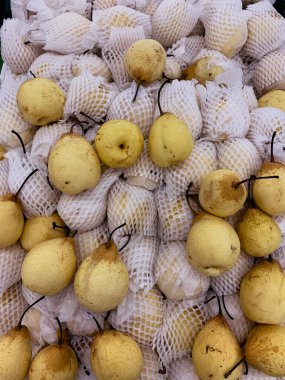 Beyaz ambalajlı orta boy sarı armut