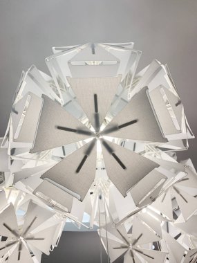 Parlak beyaz süslemeli lamba tasarımı onu bir yıldız gibi gösteriyor.