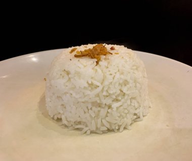 Siyah arkaplanı olan pirinç