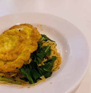 Tavuk ve sebzeli kızarmış şehriye.