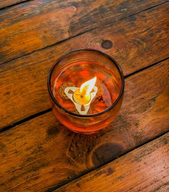 Fitilden ve pişirme yağından yapılmış yüzen mum.