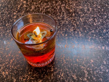 Fitilden ve pişirme yağından yapılmış yüzen mum.