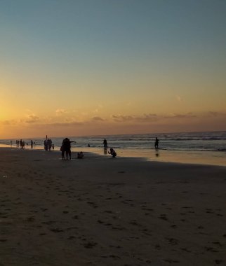 17 Haziran 2018 - Lombang Plajı, Sumenep, Doğu Java, Endonezya: Sumenep halkı ve Madura dışındaki insanlar Lombang Sahili 'nde güzel günbatımının tadını çıkarıyorlar
