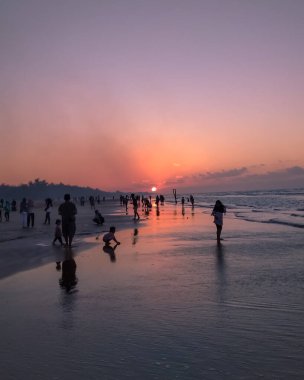 17 Haziran 2018 - Lombang Plajı, Sumenep, Doğu Java, Endonezya: Sumenep halkı ve Madura dışındaki insanlar Lombang Sahili 'nde güzel günbatımının tadını çıkarıyorlar