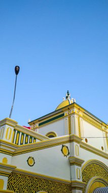 Caminin üstünde gökyüzü açık görünüyor Mescid Jamik Sumenep, Doğu Java