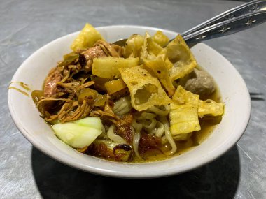 Salatalık dilimleri ve hamur köfteleriyle tek kişilik tavuk çorbası.