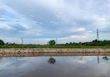 Akşamları nehir kenarındaki pirinç tarlalarının manzarası.