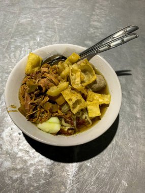 Salatalık dilimleri ve hamur köfteleriyle tek kişilik tavuk çorbası.