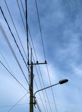 Sapeken Adaları 'nda ışıklandırma için elektrik direklerini birbirine bağlayan elektrik direkleri