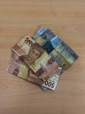 Beş bin rupia ve iki bin rupia değerindeki rupiah değerleri