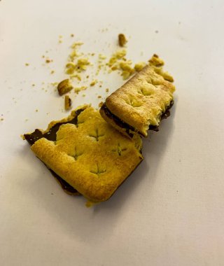 Beyaz arka planda bisküvi kırıntıları