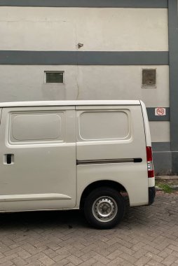 Caddeye park etmiş bir otobüsün dikey görüntüsü.