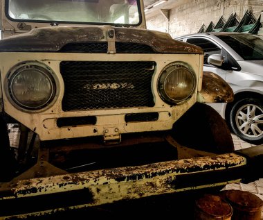 Eski bir araba tekrar tamir edilmeye çalışılıyor ki tekrar kullanılabilsin.