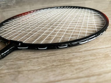 beyaz telli badminton raketi