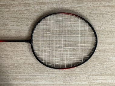 beyaz telli badminton raketi