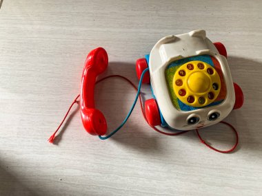 Parlak renkli çocukların oyuncak telefonu.