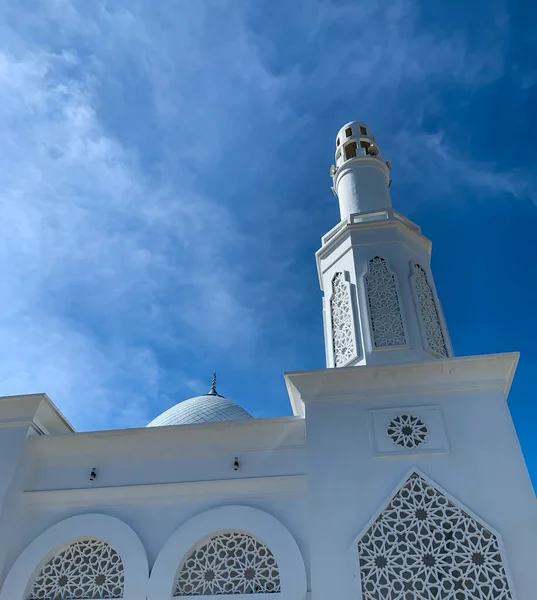 Minatet Mesquita Branca Com Backgroud Céu Azul — Fotografia de Stock