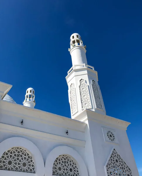 Minatet Mesquita Branca Com Backgroud Céu Azul — Fotografia de Stock