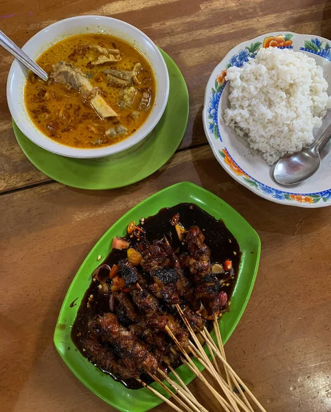 Satay, Sumenep 'teki geleneksel yiyeceklerden biridir, Madura.