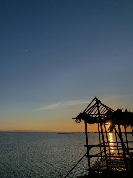 Esperando Pôr Sol Borda Ilha Madura — Fotografia de Stock