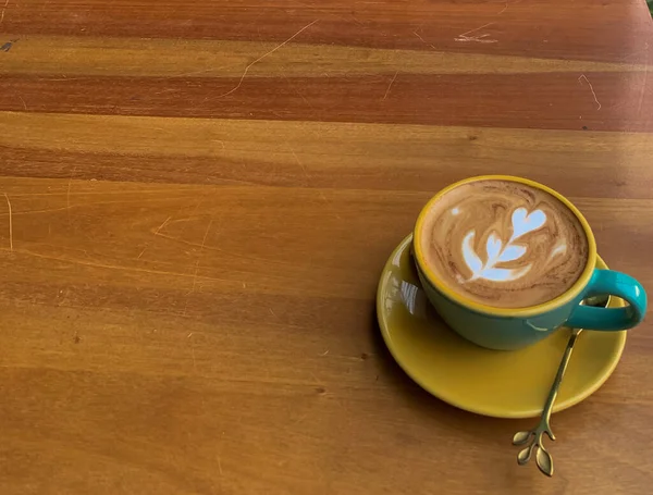 Kaffee Und Der Beste Tisch Aus Teakholz — Stockfoto